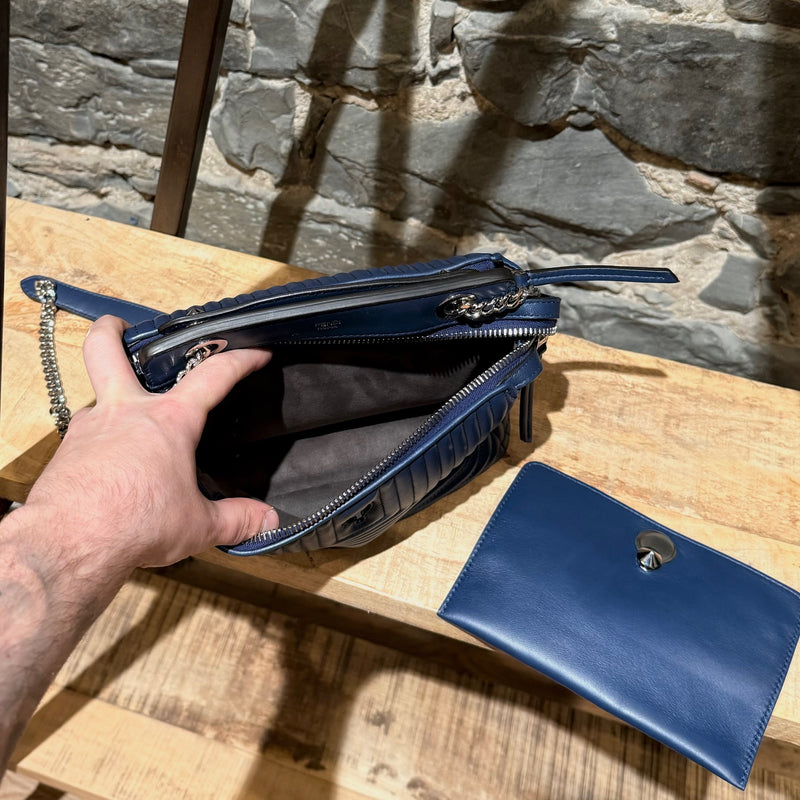 Petit sac à chaîne DotCom en cuir matelassé bleu marine Fendi avec breloque insecte