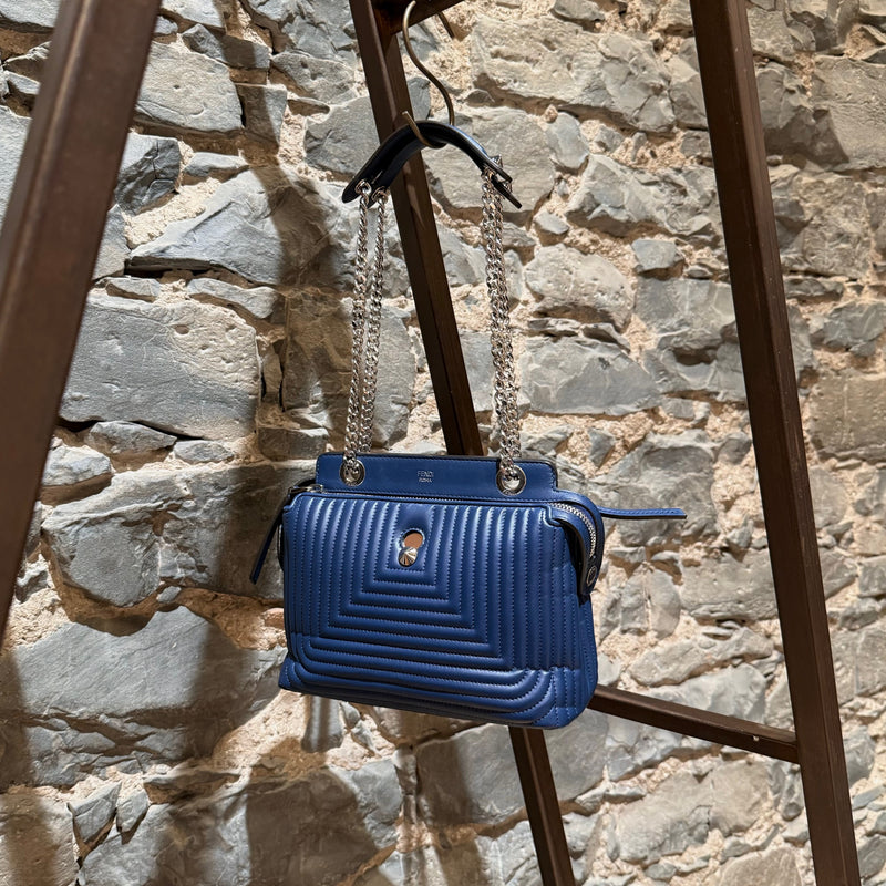 Petit sac à chaîne DotCom en cuir matelassé bleu marine Fendi avec breloque insecte