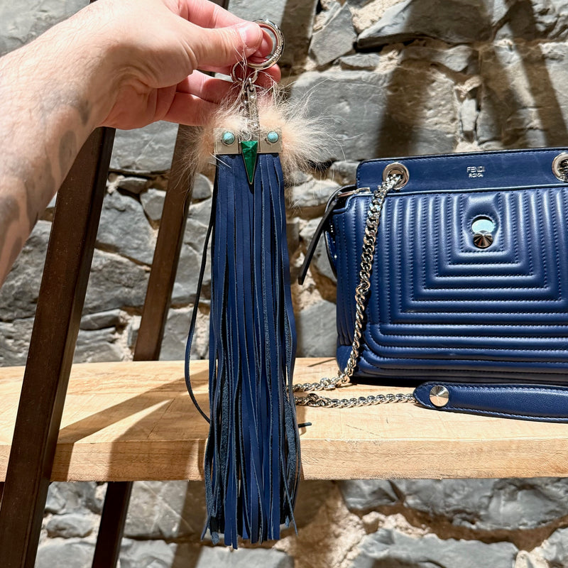 Petit sac à chaîne DotCom en cuir matelassé bleu marine Fendi avec breloque insecte