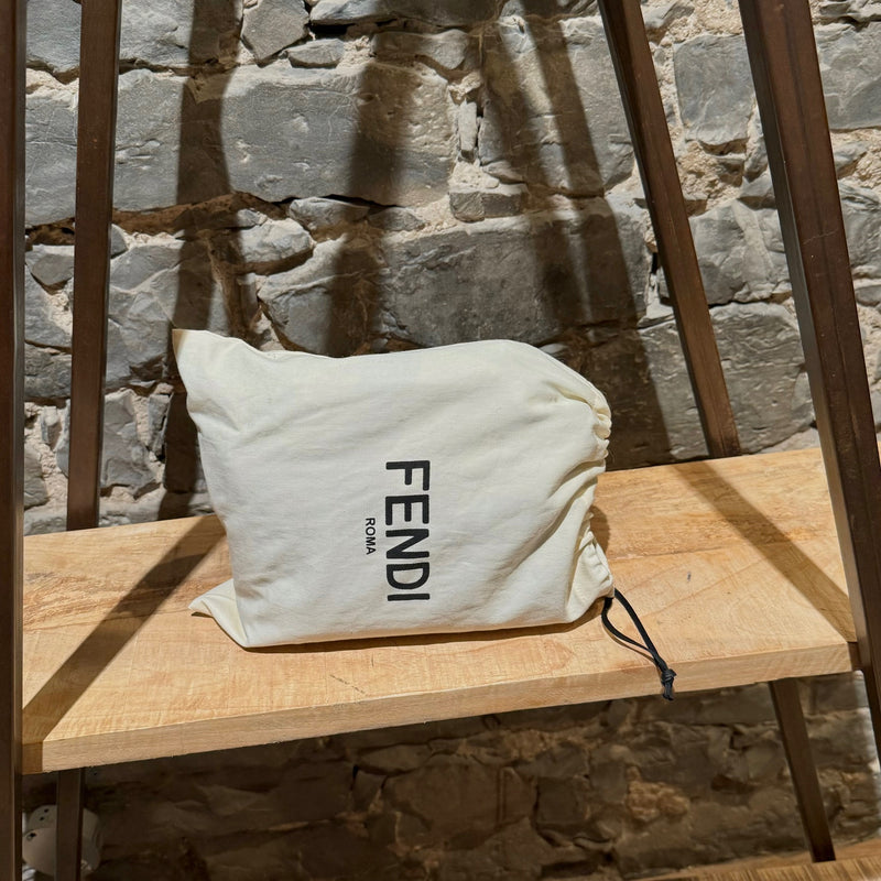 Petit sac à chaîne DotCom en cuir matelassé bleu marine Fendi avec breloque insecte