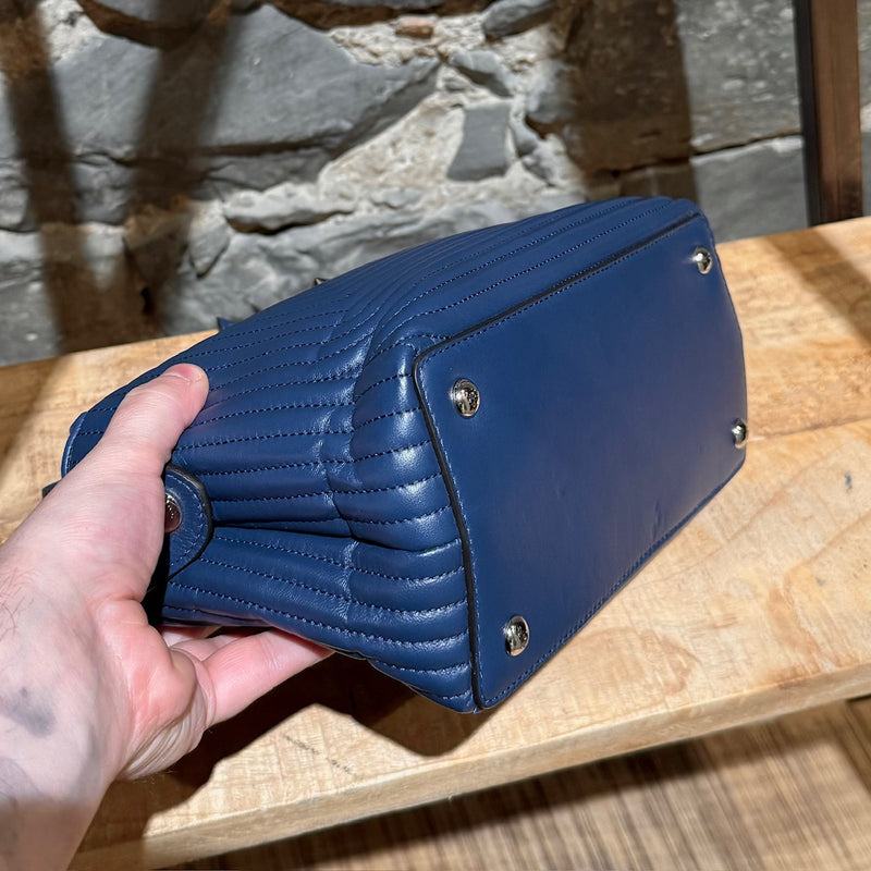 Petit sac à chaîne DotCom en cuir matelassé bleu marine Fendi avec breloque insecte