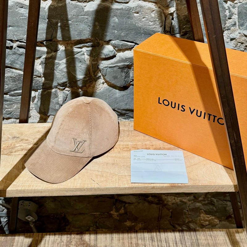 Casquette Louis Vuitton en velours côtelé beige avec Logo LV brodé