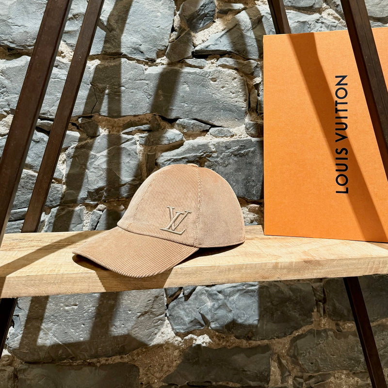 Casquette Louis Vuitton en velours côtelé beige avec Logo LV brodé