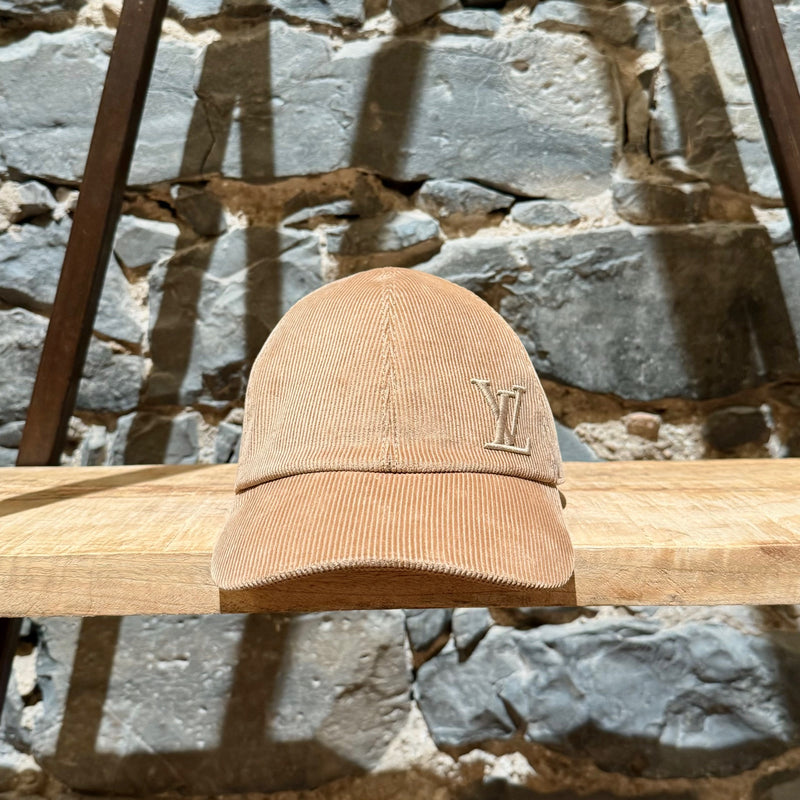 Casquette Louis Vuitton en velours côtelé beige avec Logo LV brodé