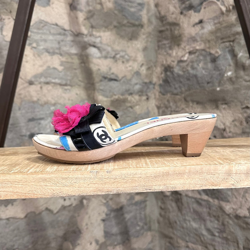 Sandales en bois à enfiler Chanel Vintage Graffiti avec accent de fleur