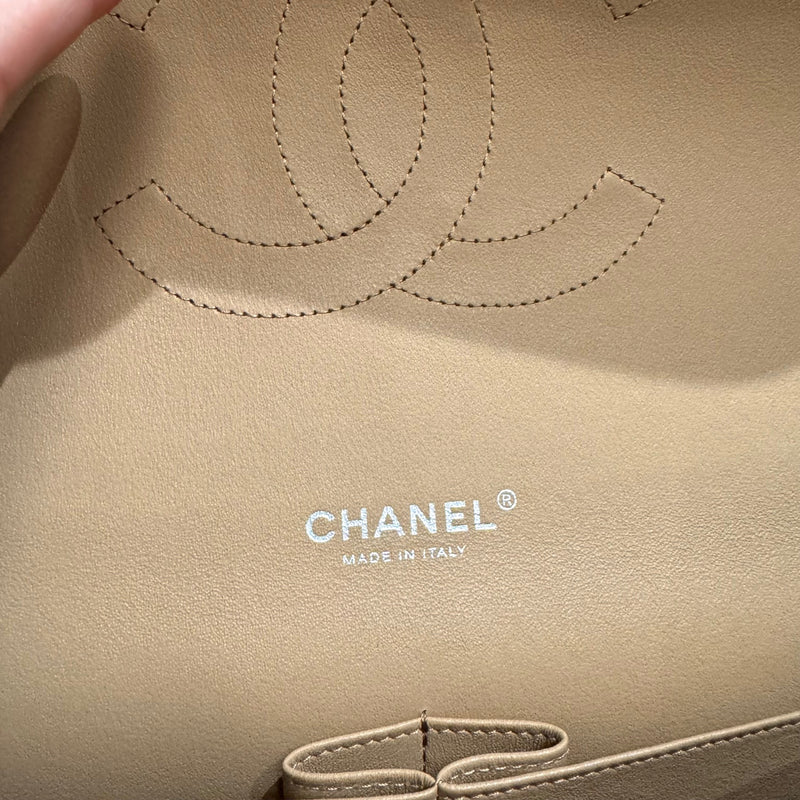 Sac classique en cuir d'agneau beige Chanel 19C Maxi Double Flap