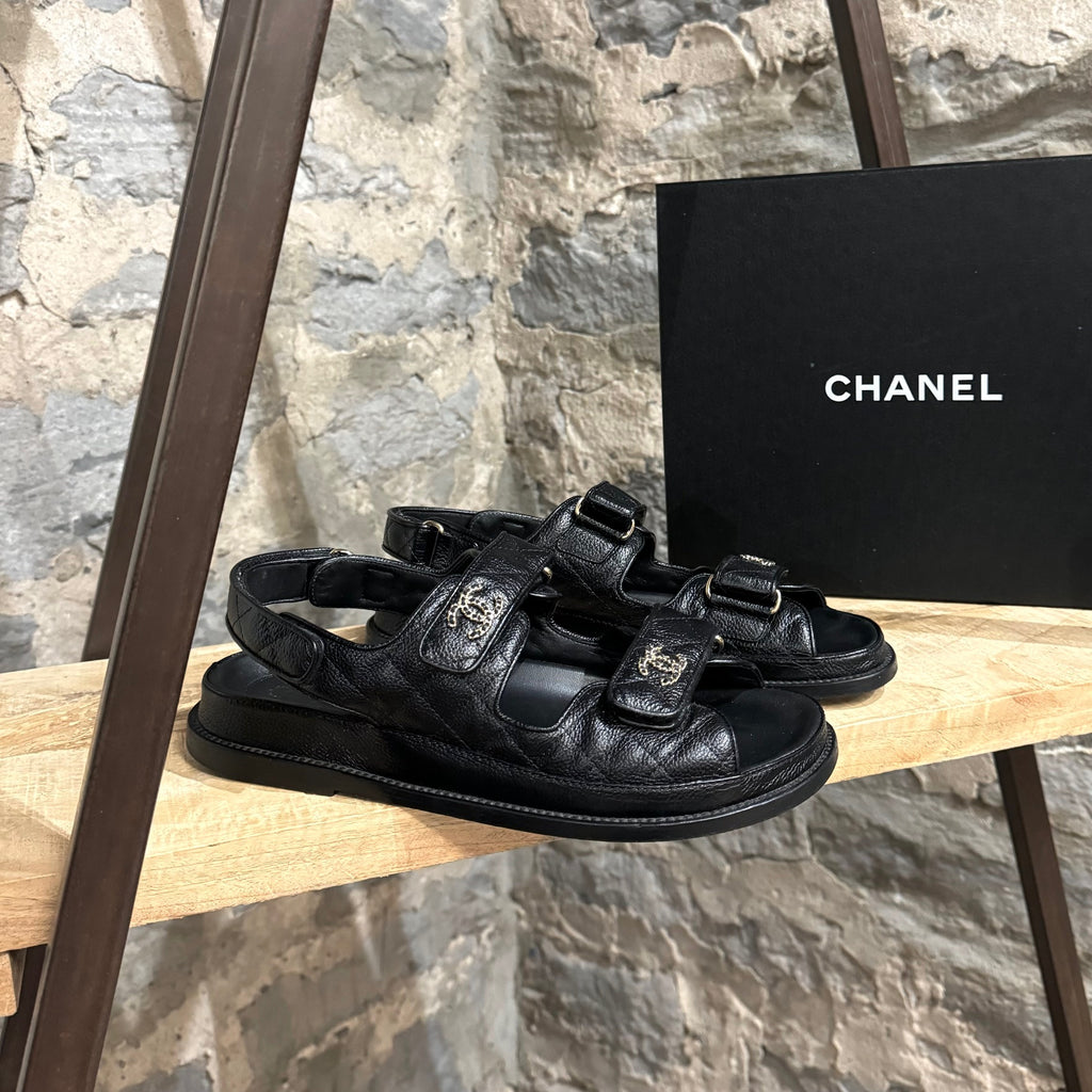 Sandales Chanel CC Dad entrelacées en cuir caviar noir