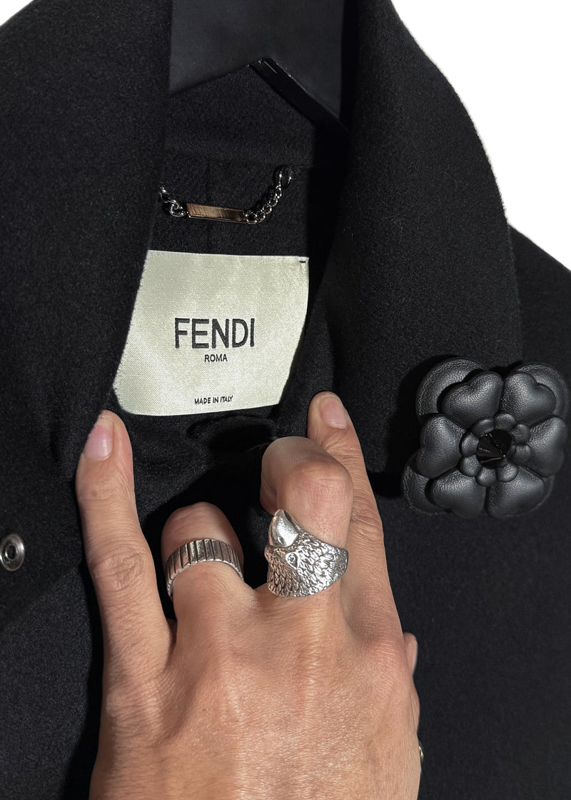 Cape en laine noire Fendi avec fleur décorative