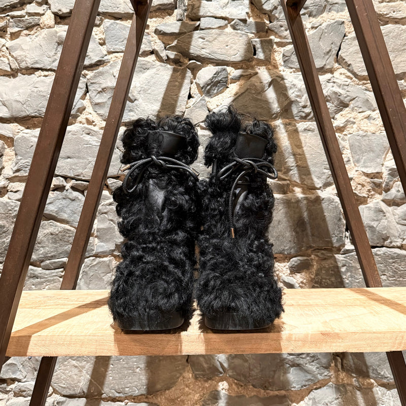 Bottes de neige Chanel 2021 en peau de mouton noire avec sangle logo CC