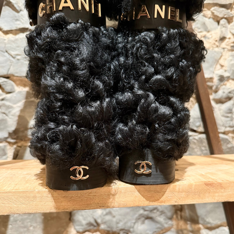 Bottes de neige Chanel 2021 en peau de mouton noire avec sangle logo CC