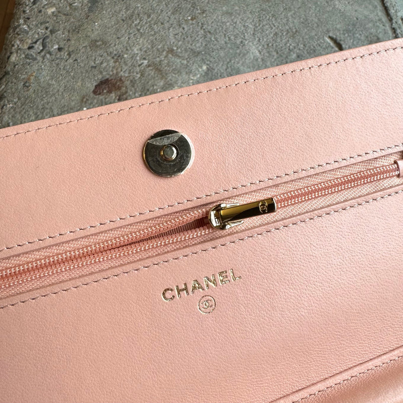 Sac-portefeuille classique CC matelassé en cuir d'agneau rose Chanel 2021