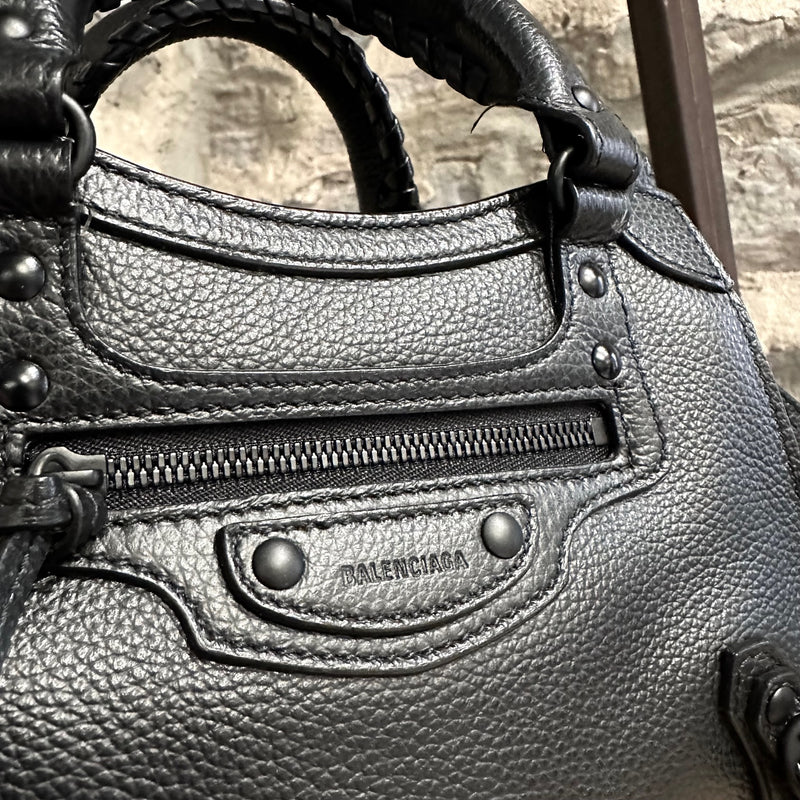 Mini sac à main Balenciaga Neo Classic en cuir noir. 