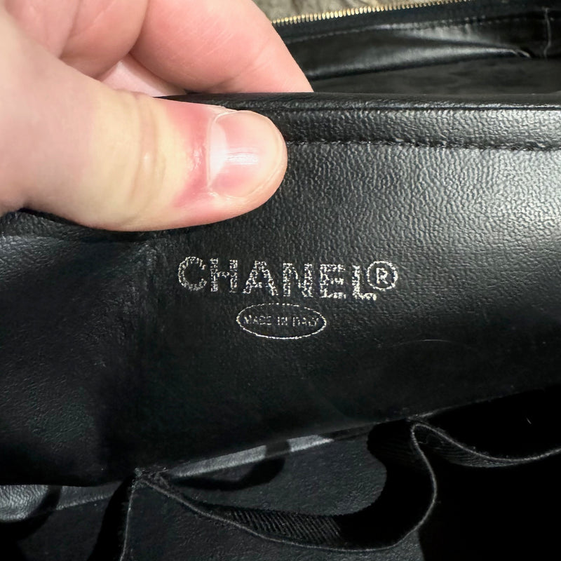 Trousse de toilette Chanel vintage en cuir d'agneau matelassé noir sur sangle