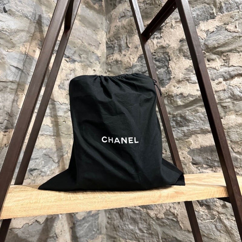 Trousse de toilette Chanel vintage en cuir d'agneau matelassé noir sur sangle