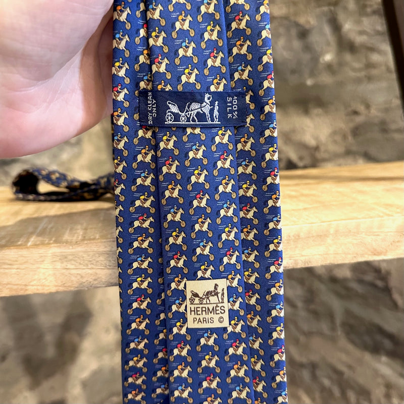 Cravate Hermès en soie imprimé cheval bleu