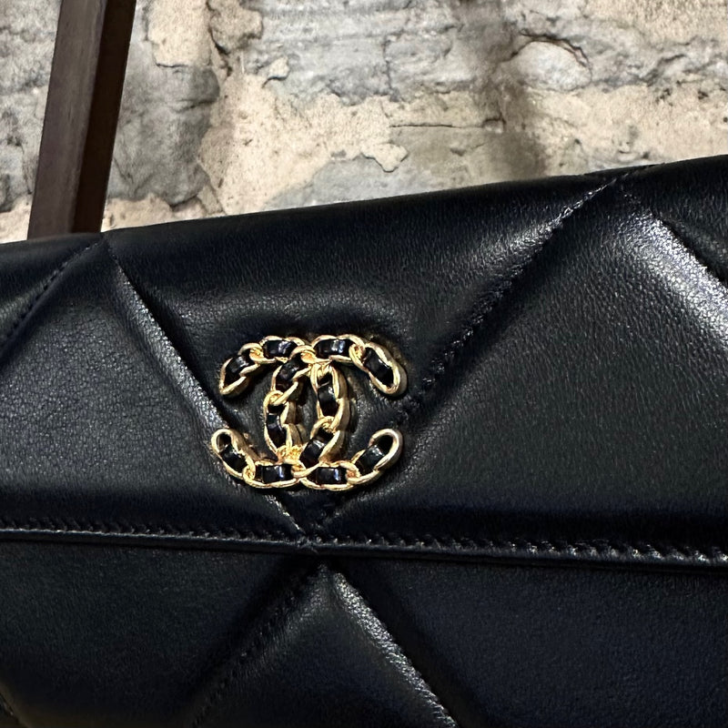 Portefeuille long à rabat en cuir noir brillant Chanel 19