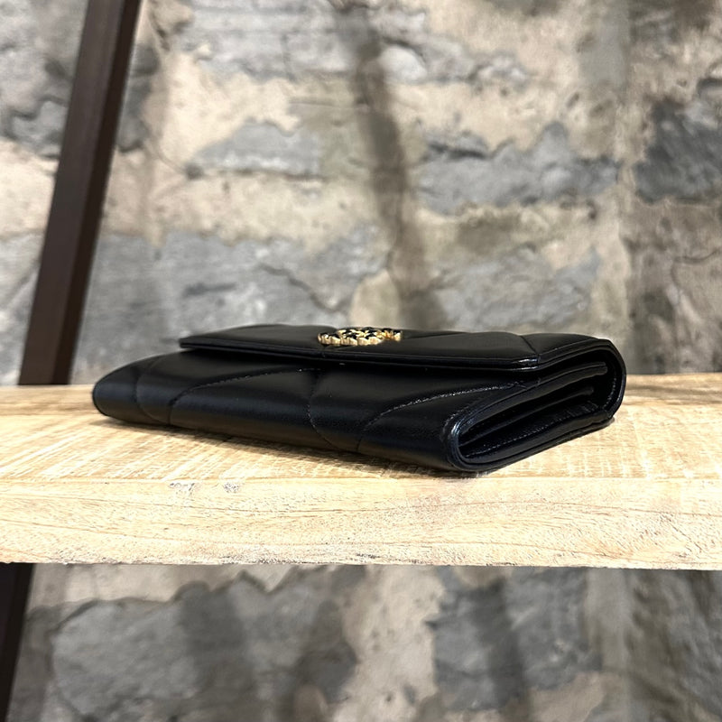 Portefeuille long à rabat en cuir noir brillant Chanel 19