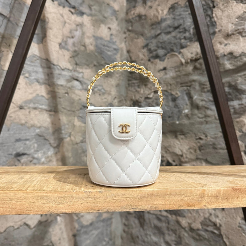 Mini sac-panier en cuir d'agneau blanc avec chaîne dorée﻿ Chanel 2023