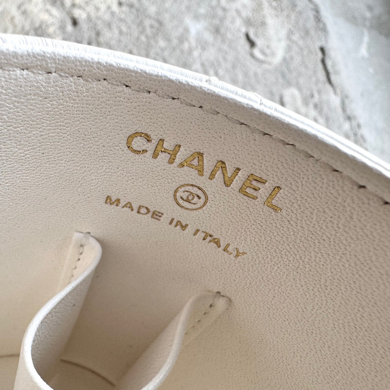 Mini sac-panier en cuir d'agneau blanc avec chaîne dorée﻿ Chanel 2023