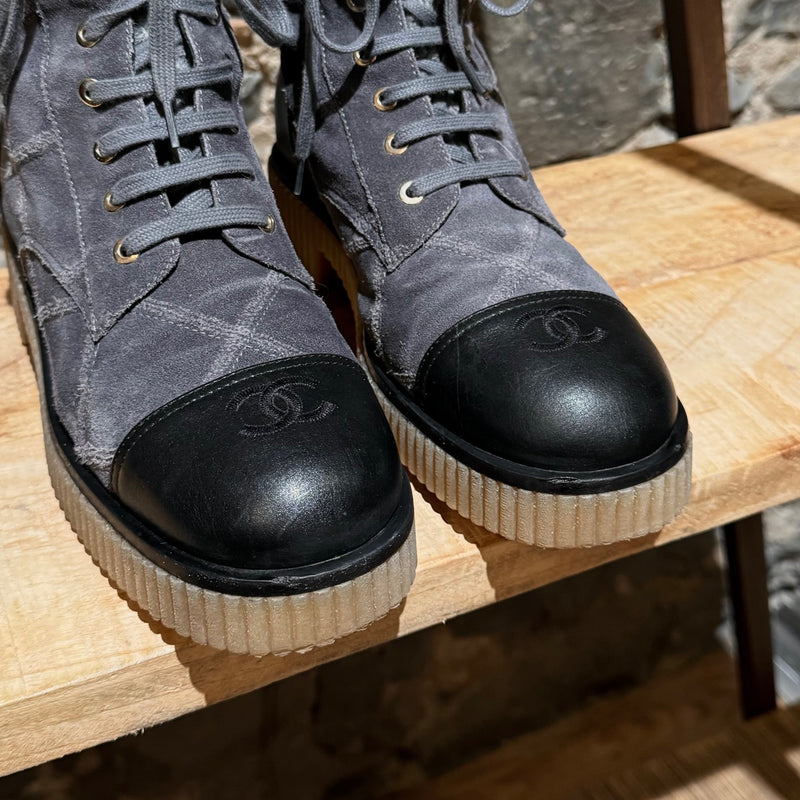 Bottines de combat matelassées CC en daim gris Chanel 2020