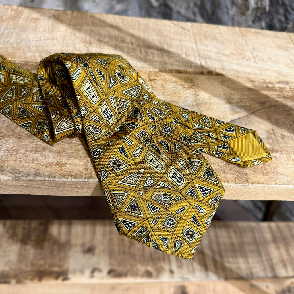 Cravate en soie à imprimé abstrait Hermès ocre et or