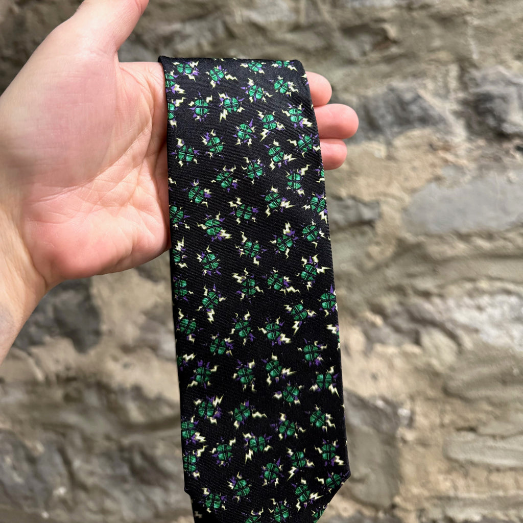 Cravate en soie noire à imprimé coeurs électriques Prada 2019 Frankenstein