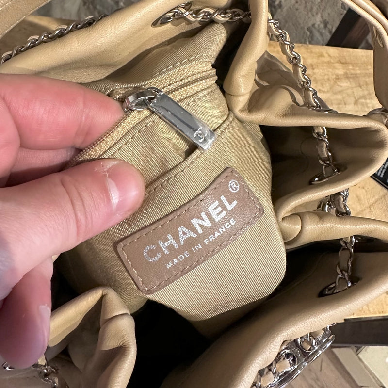 Petit sac seau à bandoulière chaîne CC en cuir d'agneau matelassé beige Chanel