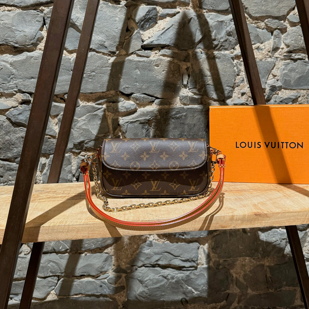 Portefeuille Louis Vuitton Monogram Ivy sur chaîne