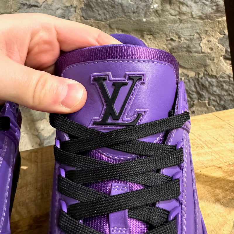 Baskets basses Louis Vuitton Trainer en cuir violet ton sur ton