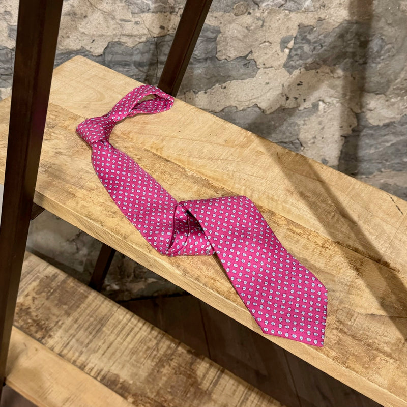 Cravate en soie rose imprimé noix et écureuil Hermès