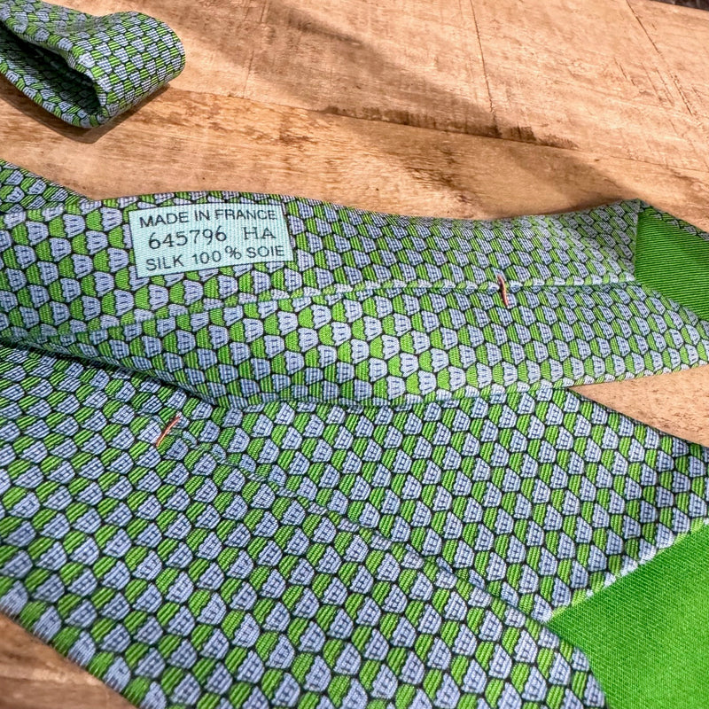 Cravate en soie verte imprimée de cupcake Hermès
