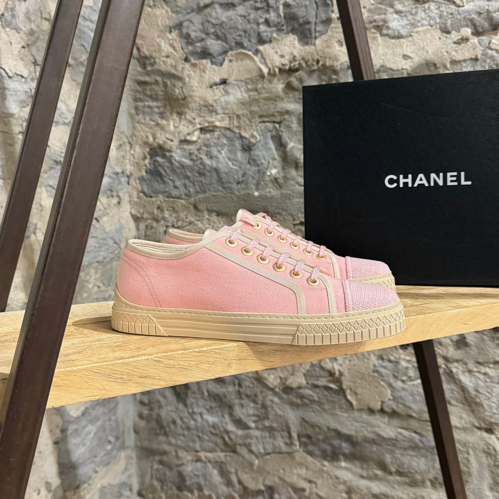 Baskets basses en toile rose Chanel avec accent tweed