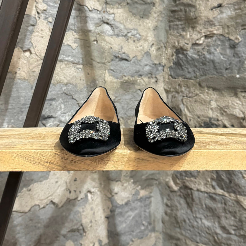 Chaussures plates en satin noir Manolo Blahnik Hangisi avec boucle bijou