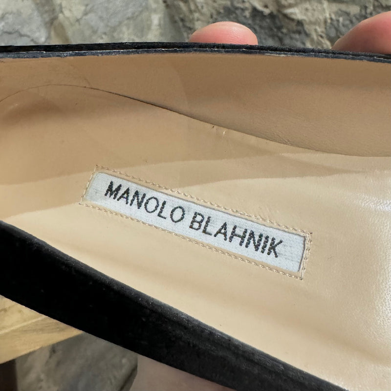 Chaussures plates en satin noir Manolo Blahnik Hangisi avec boucle bijou