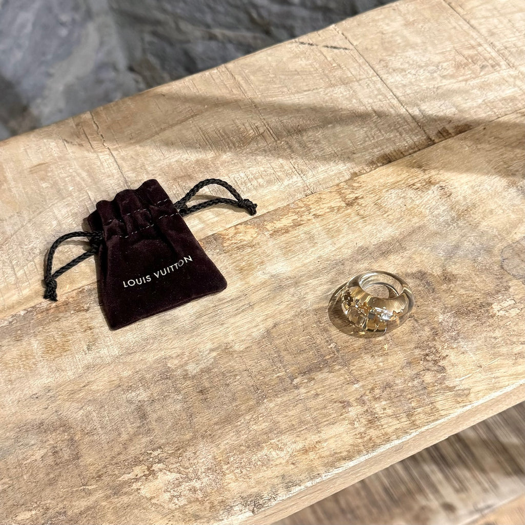 Bague dôme en résine transparente cristal avec logo Louis Vuitton Inclusion