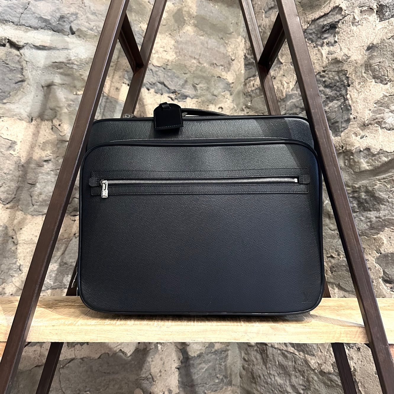 Pilot case leather travel bag Louis Vuitton Black in Leather - 29256794
