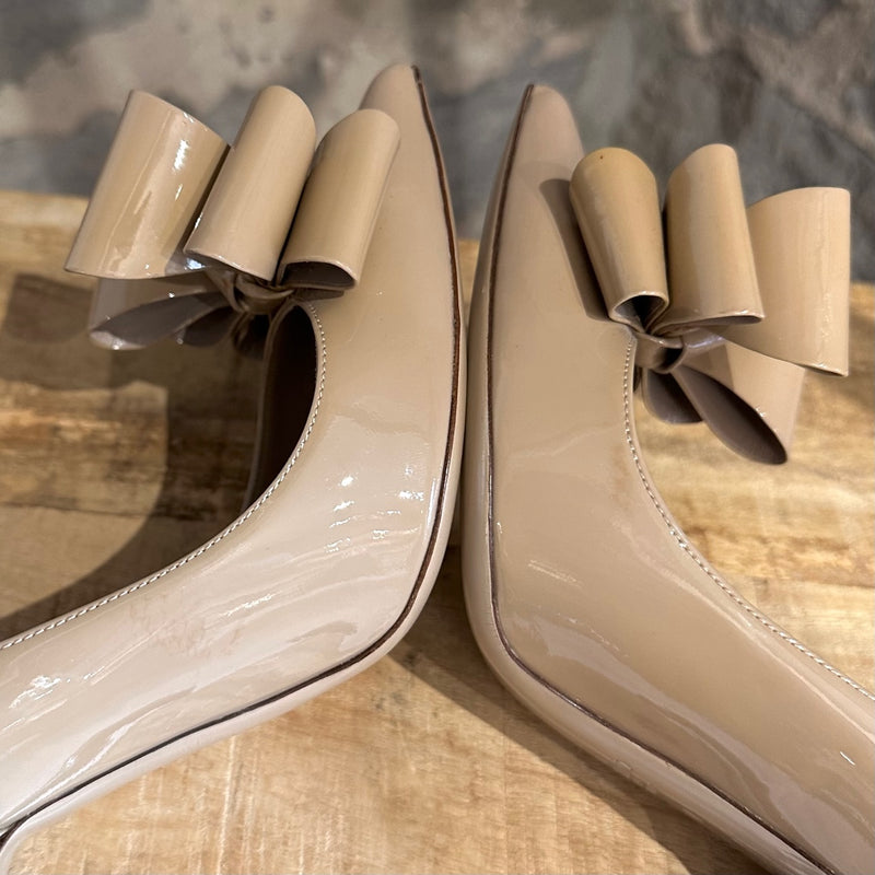 Escarpins Valentino en cuir vernis beige avec nœud