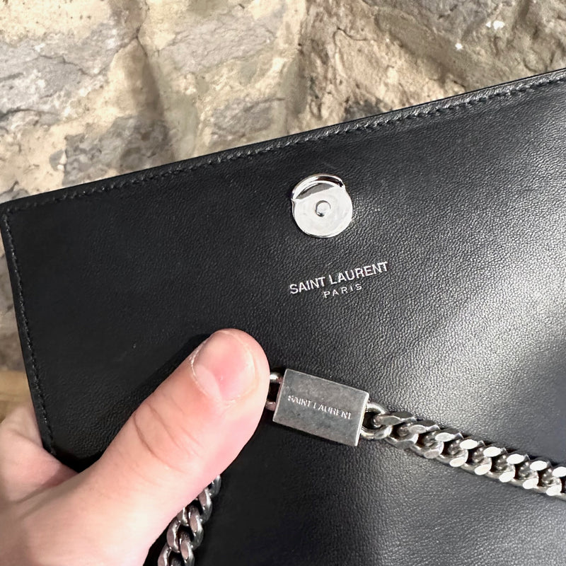 Petit sac à bandoulière Saint Laurent Kate Monogram à franges en daim noir