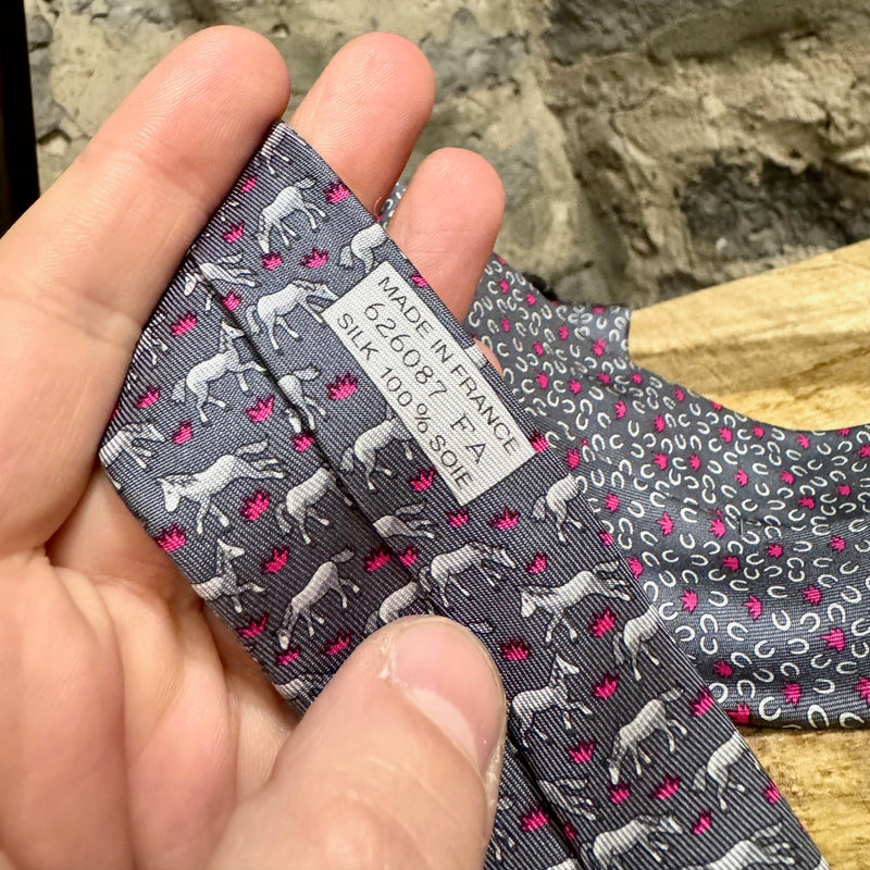 Cravate en soie grise Hermès imprimé petit fer à cheval