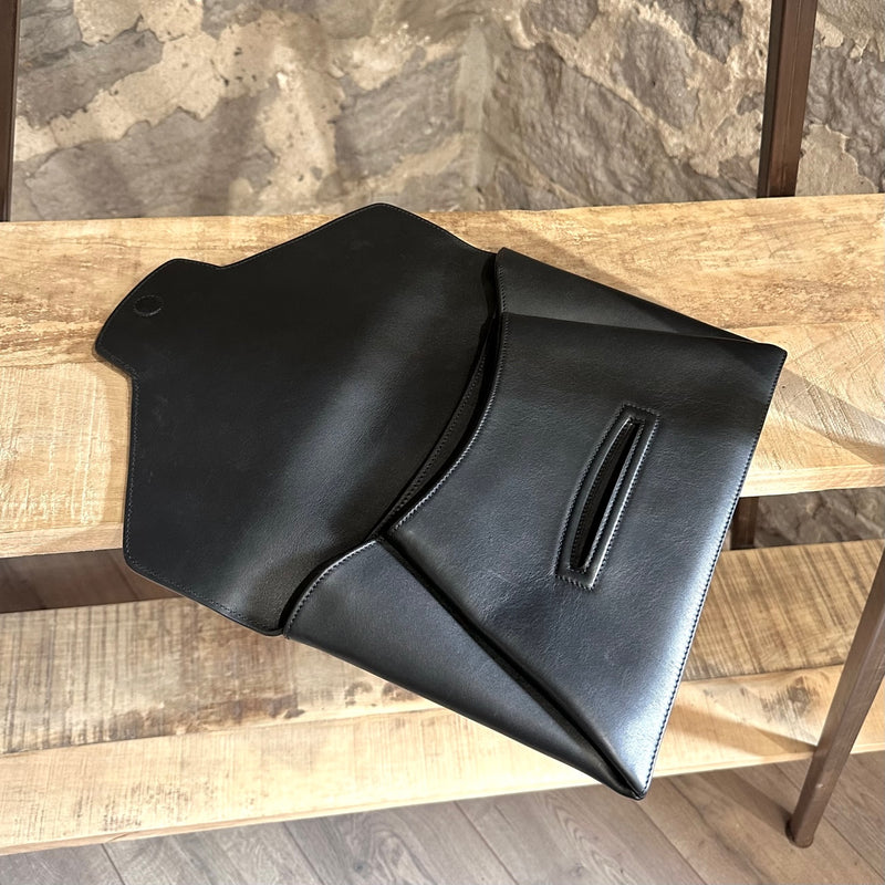 Pochette Givenchy Antigona cloutée en cuir de veau noir