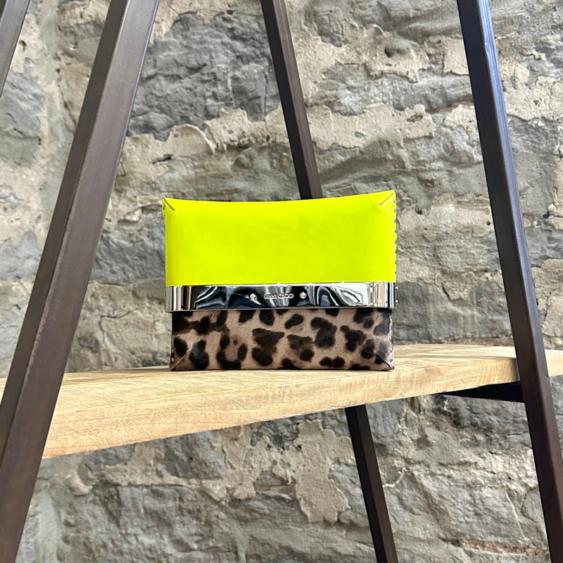 Pochette Jimmy Choo Daphné léopard en poils de poney jaune fluo