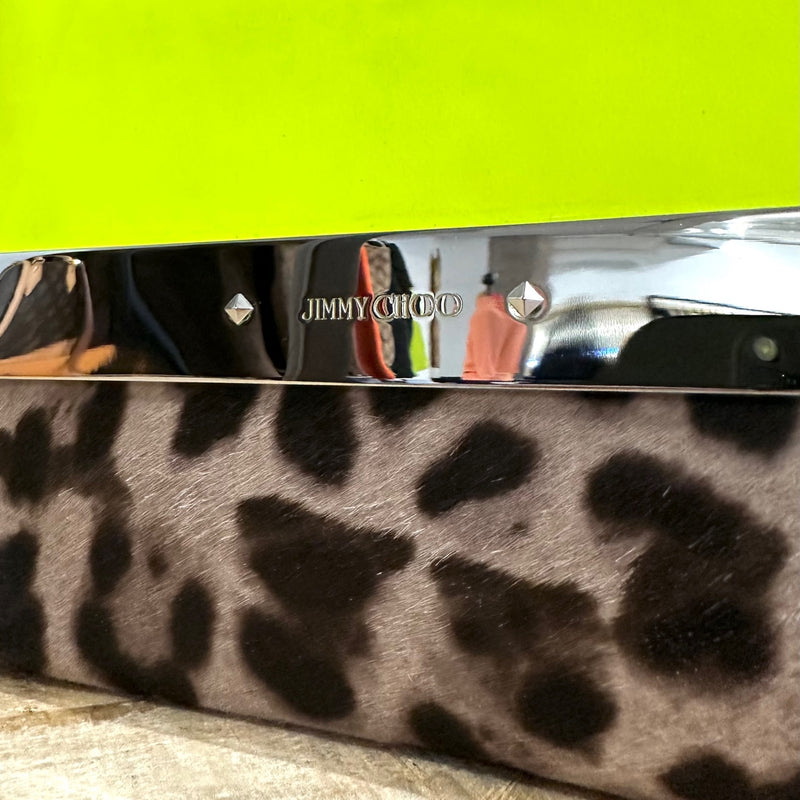 Pochette Jimmy Choo Daphné léopard en poils de poney jaune fluo