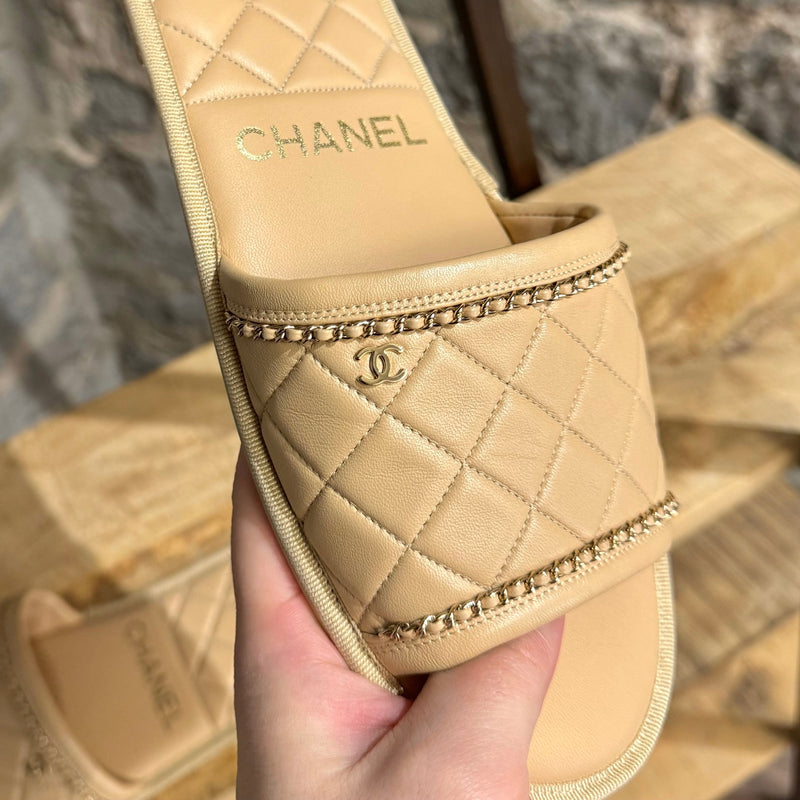 Sandales à glissière CC en cuir matelassé beige Chanel
