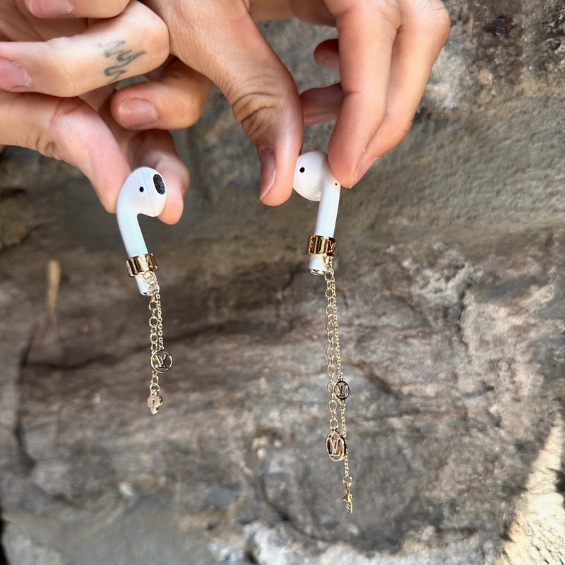 Boucles d'oreilles pour écouteurs dorées Louis Vuitton Nanogram
