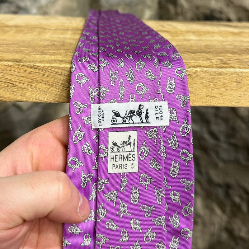 Cravate en soie violette Hermès avec imprimés de noeuds marins