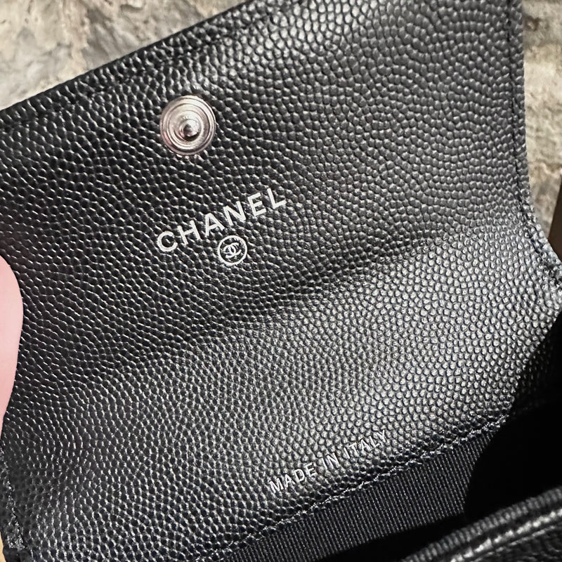 Porte-cartes à rabat matelassé en cuir noir Chanel Caviar Boy Flap