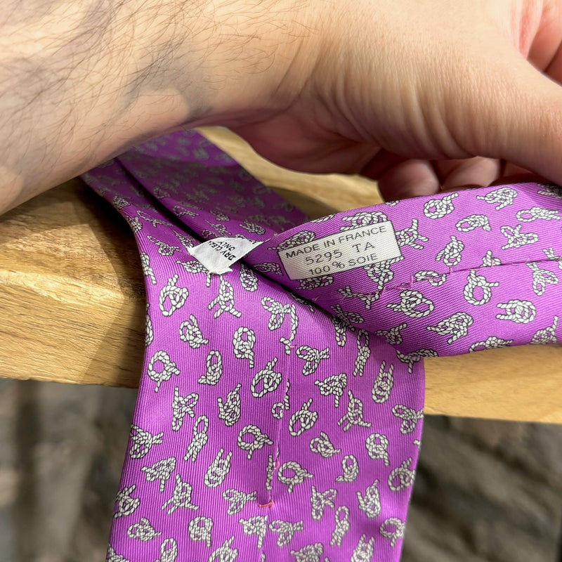Cravate en soie violette Hermès avec imprimés de noeuds marins