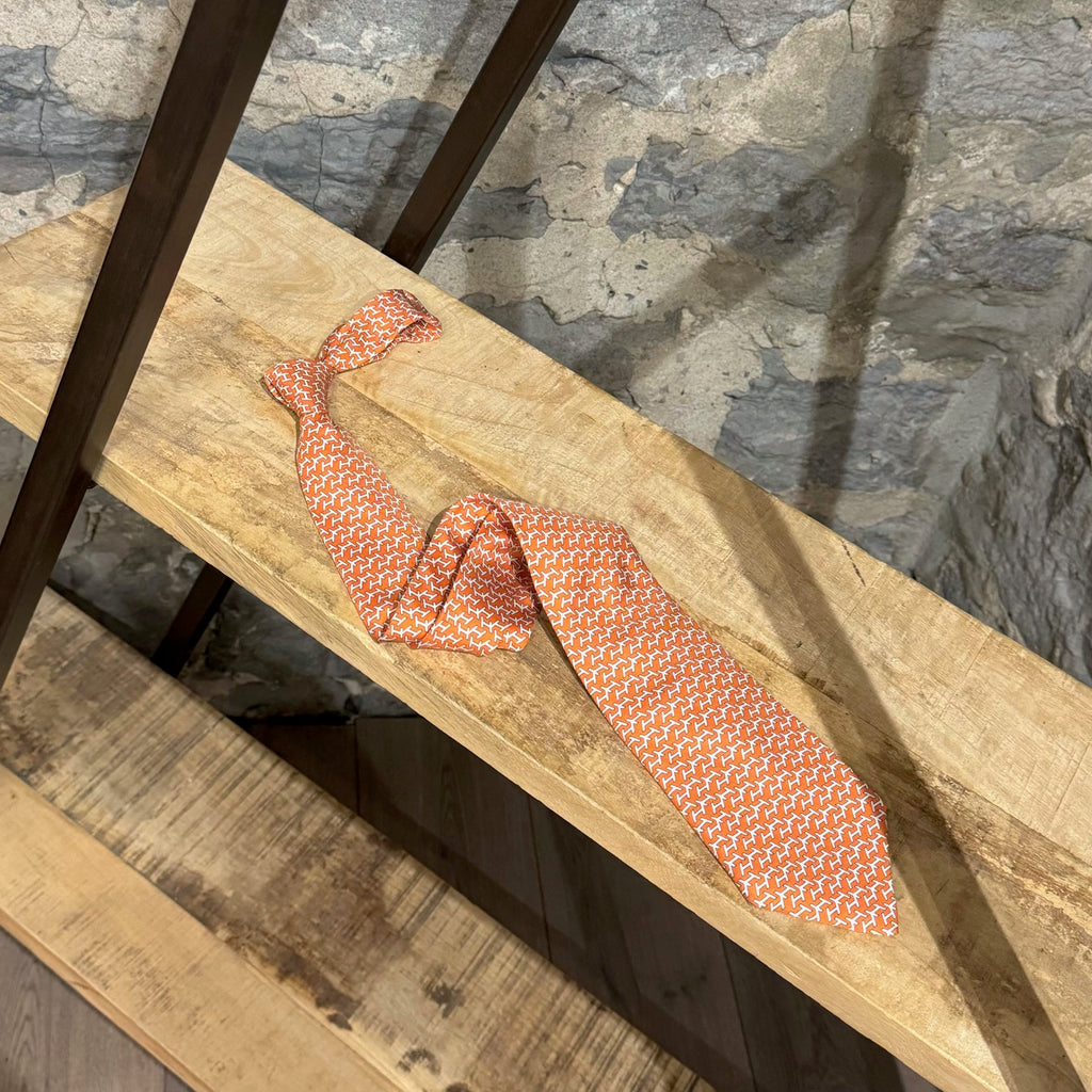 Cravate Hermès en soie orange H blanc