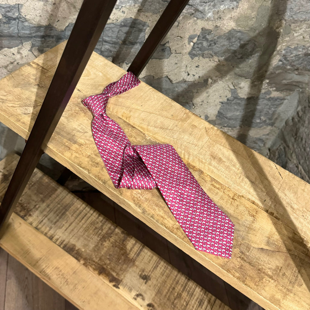 Cravate en soie rose imprimé baleines Hermès