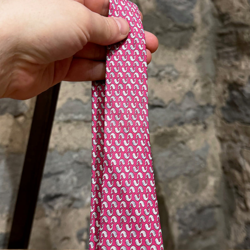 Cravate en soie rose imprimé baleines Hermès